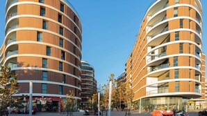 Un hôtel moderne à la façade incurvée, doté de nombreux balcons et abritant un restaurant Pizza Hut au rez-de-chaussée.