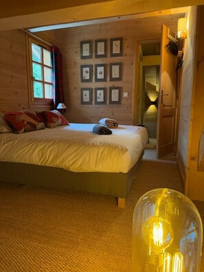 4 makuuhuonetta, työpöytä, silitysrauta/-lauta, ilmainen Wi-Fi