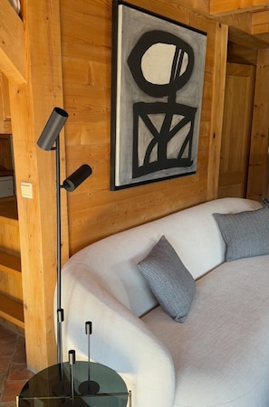Televisión, chimenea, biblioteca musical y estéreo 