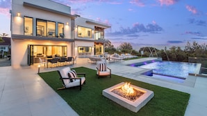 A modern two-story house with a pool, outdoor seating, and a fire pit. - Gayle Villa - Stunning Modern Masterpiece with Breathtaking Views (Los Angeles)