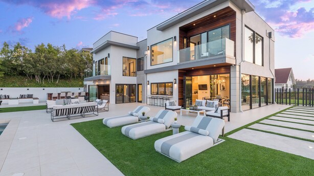 A modern two-story house with a spacious outdoor area featuring a pool, lounge chairs, and a well-maintained lawn. - Gayle Villa - Stunning Modern Masterpiece with Breathtaking Views (Los Angeles)