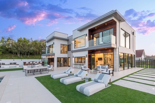 Gayle Villa - Stunning Modern Masterpiece with Breathtaking Views