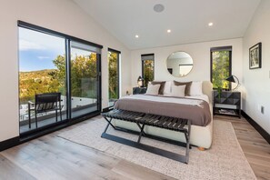 6 bedrooms, iron/ironing board, internet, bed sheets