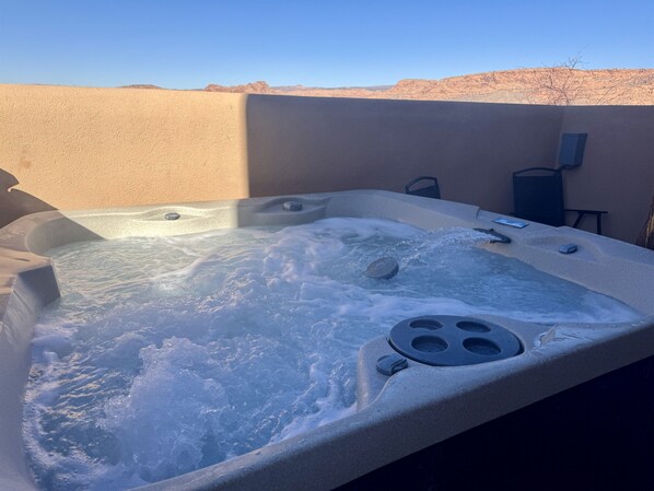 Outdoor spa tub - Z4 I Unobstructed Moab Rim Views! I Pool I Pet Friendly I Private Hot Tub (Moab)