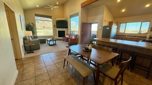 Interior - Z4 I Unobstructed Moab Rim Views! I Pool I Pet Friendly I Private Hot Tub (Moab)