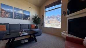 Smart TV, fireplace - Z4 I Unobstructed Moab Rim Views! I Pool I Pet Friendly I Private Hot Tub (Moab)