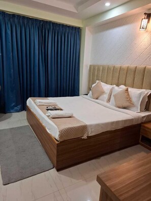 办公桌、笔记本电脑工作区、免费 WiFi