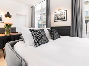 3 bedrooms, desk, iron/ironing board, travel cot - LivinParis NEW Luxury A/C 3 Bedrooms Le Louvre II (Paris)