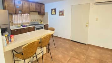 Fridge, oven, stovetop, coffee/tea maker