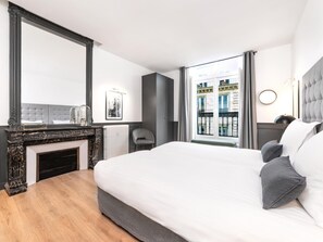 3 quartos, escrivaninha, ferros/tábuas de passar roupa, berço de viagem