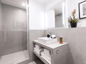 Dusche, Haartrockner, Handtücher, Seife