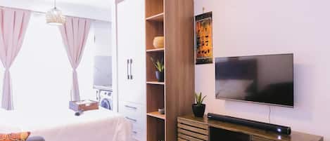 Appartement, 1 chambre, accessible aux personnes à mobilité réduite, vue sur la ville | Salle de séjour
