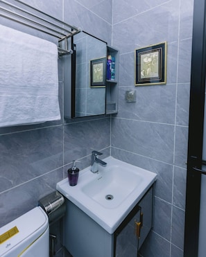 Apartment, 1 Bedroom, Accessible, City View | Bathroom - Stylish Studio in Smart Homes Kilimani,yaya Centre Nairobi,gym and Free Parking (Nairobi)