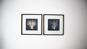 Dos obras de arte con forma de coral en una pared lisa.