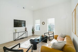 Living area - 1 Bedroom Rental in Philadelphia with Parking (Philadelphia)