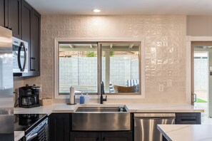 Een koelkast, een magnetron, een oven, een kookplaat