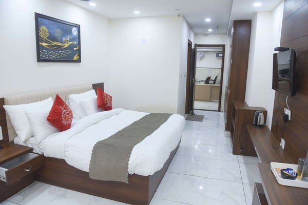 Economy Room, Balcony, City View | Desk, laptop workspace, WiFi (free)