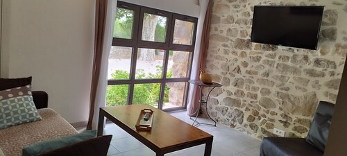 Gite 2/3 personnes entre Provence et Ardèche, piscine, rivière, pétanque