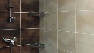 Douche, sèche-cheveux, serviettes fournies, savon