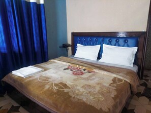 Quarto casal, vista para a montanha | Escrivaninha, espaço de trabalho para notebook, Wi-Fi de cortesia