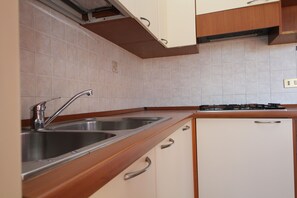 Kühlschrank, Mikrowelle, Herdplatte, Geschirrspüler