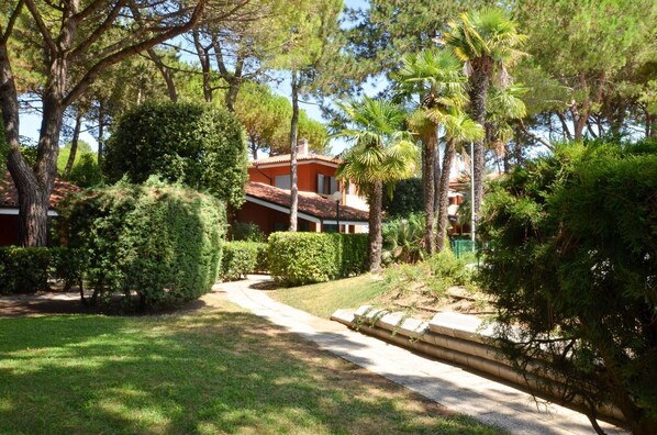 Property grounds - Exclusive house in a resort with pool (Bibione)