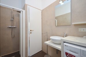 Douche, serviettes fournies