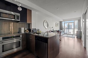 Fridge, microwave, oven, stovetop - GLOBALSTAY Modern 1BD+Den Condo w/ Balcony Lillian St (Toronto/Canada)
