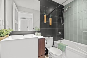 Hiustenkuivaaja, pyyhkeet, saippua, sampoo