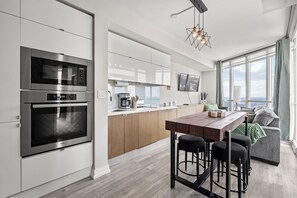 Fridge, microwave, oven, stovetop - GLOBALSTAY One Bedroom with King bed Condo in Downtown (Toronto/Canada)