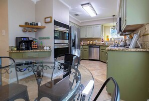 Réfrigérateur, micro-ondes, plaque de cuisson, lave-vaisselle
