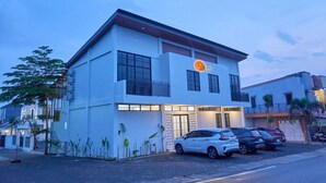 A modern two-story building with a sign reading "Sarantini". - Sakanti Inn Wonosobo (Wonosobo)