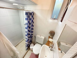 Family Quadruple Room, Multiple Beds | Bathroom
