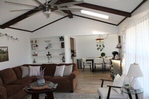 Télévision, cheminée, espaces bureaux