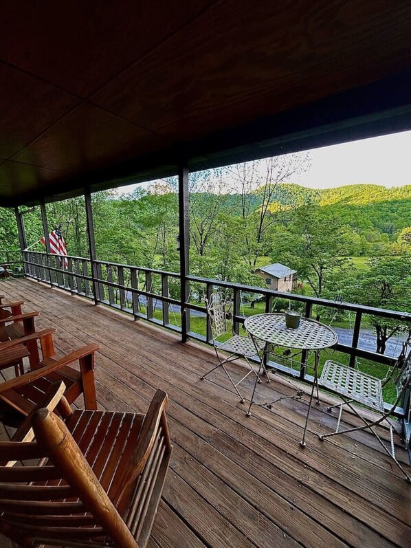 Outdoor dining - Stunning Smoky Mountain Views: Mountain Memories (Franklin)