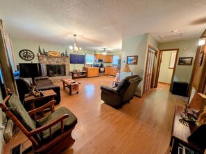 Una televisión, una chimenea