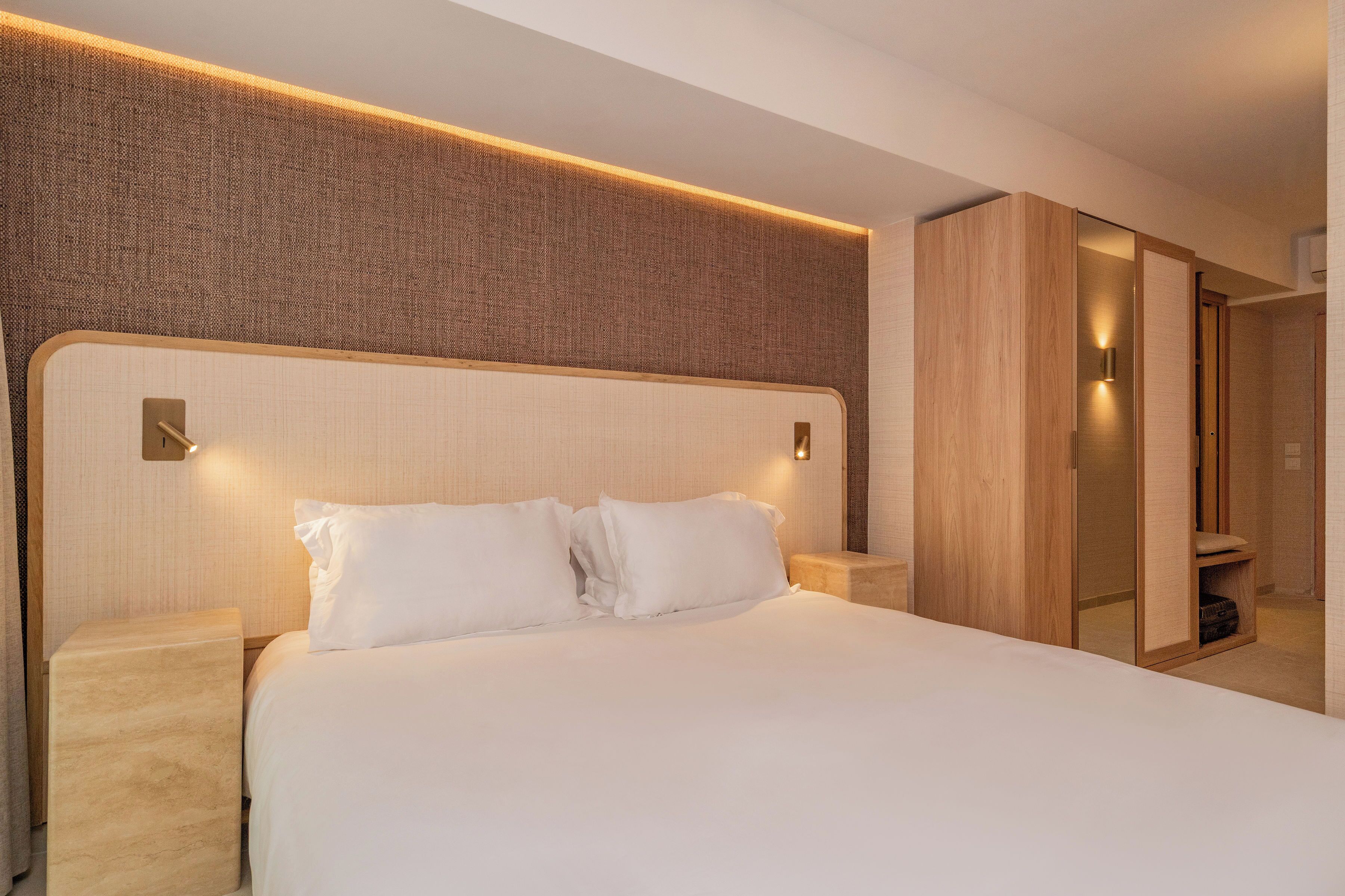 Standard-dobbeltværelse - byudsigt | Pengeskab på værelset, skrivebord, arbejdsområde til bærbare computere