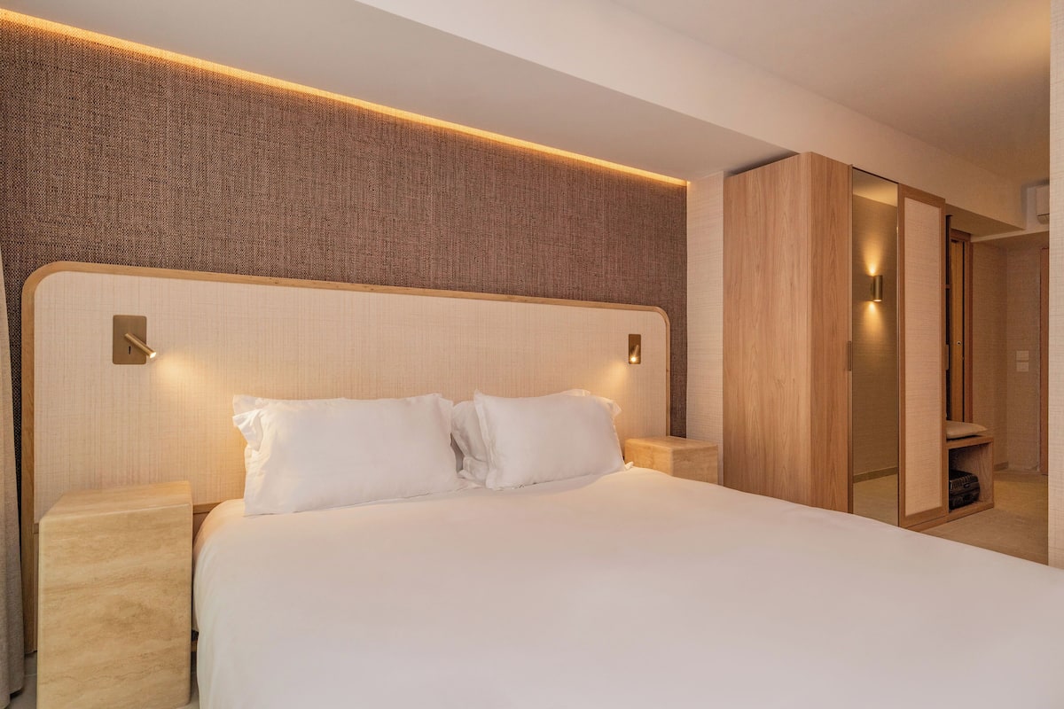 Standard-dobbeltværelse - byudsigt | Pengeskab på værelset, skrivebord, arbejdsområde til bærbare computere