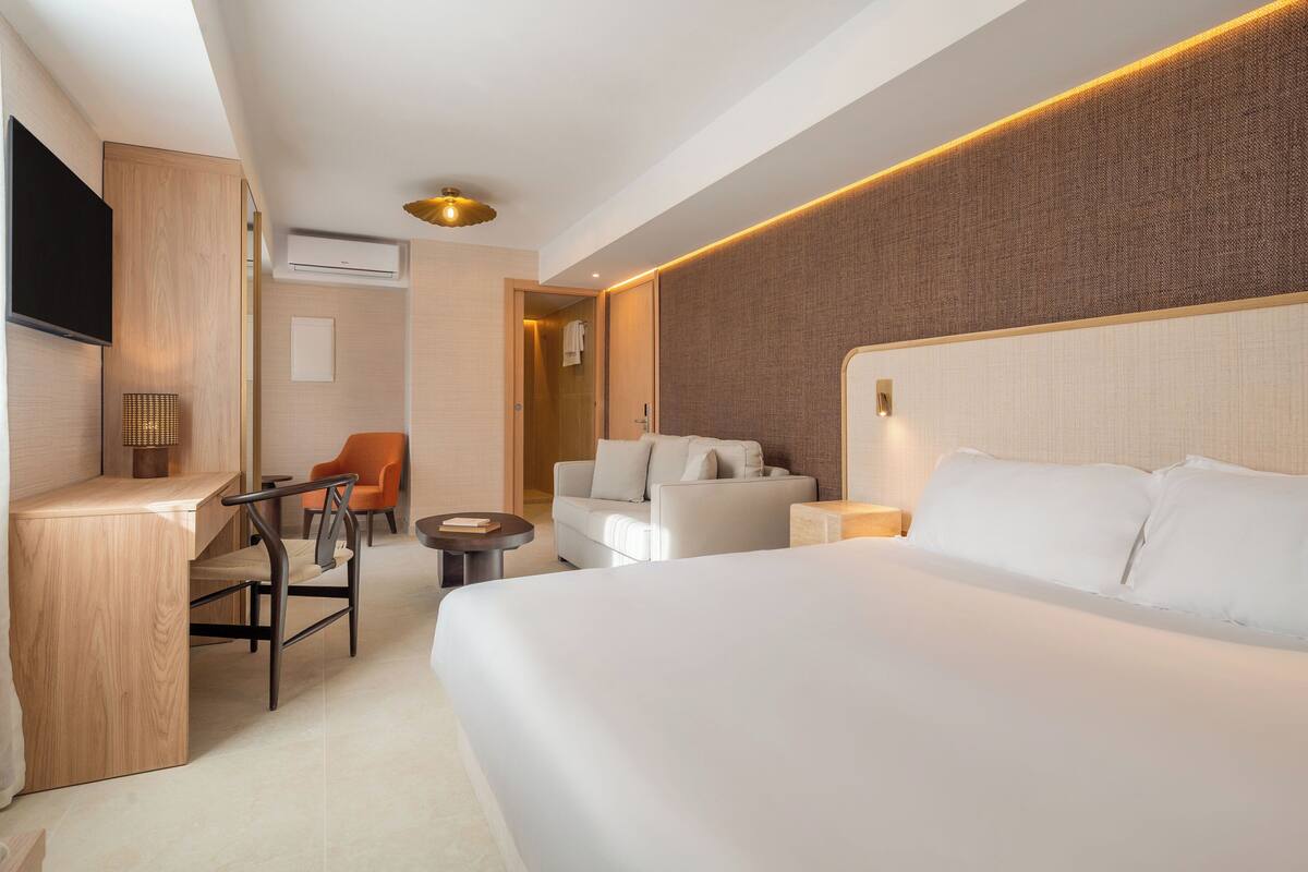 Premium-værelse | Pengeskab på værelset, skrivebord, arbejdsområde til bærbare computere