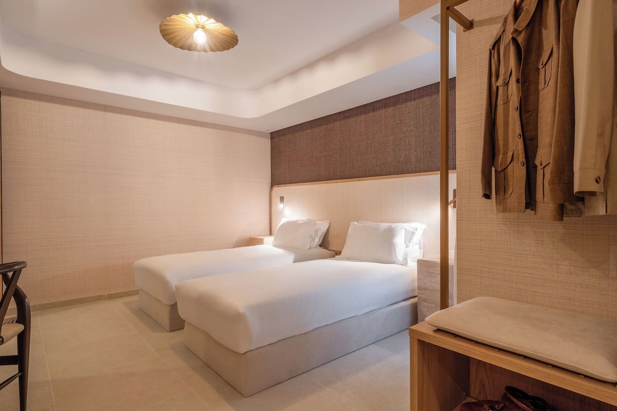 Standardværelse med dobbeltseng eller 2 enkeltsenge - udsigt til gårdsplads | Pengeskab på værelset, skrivebord, arbejdsområde til bærbare computere