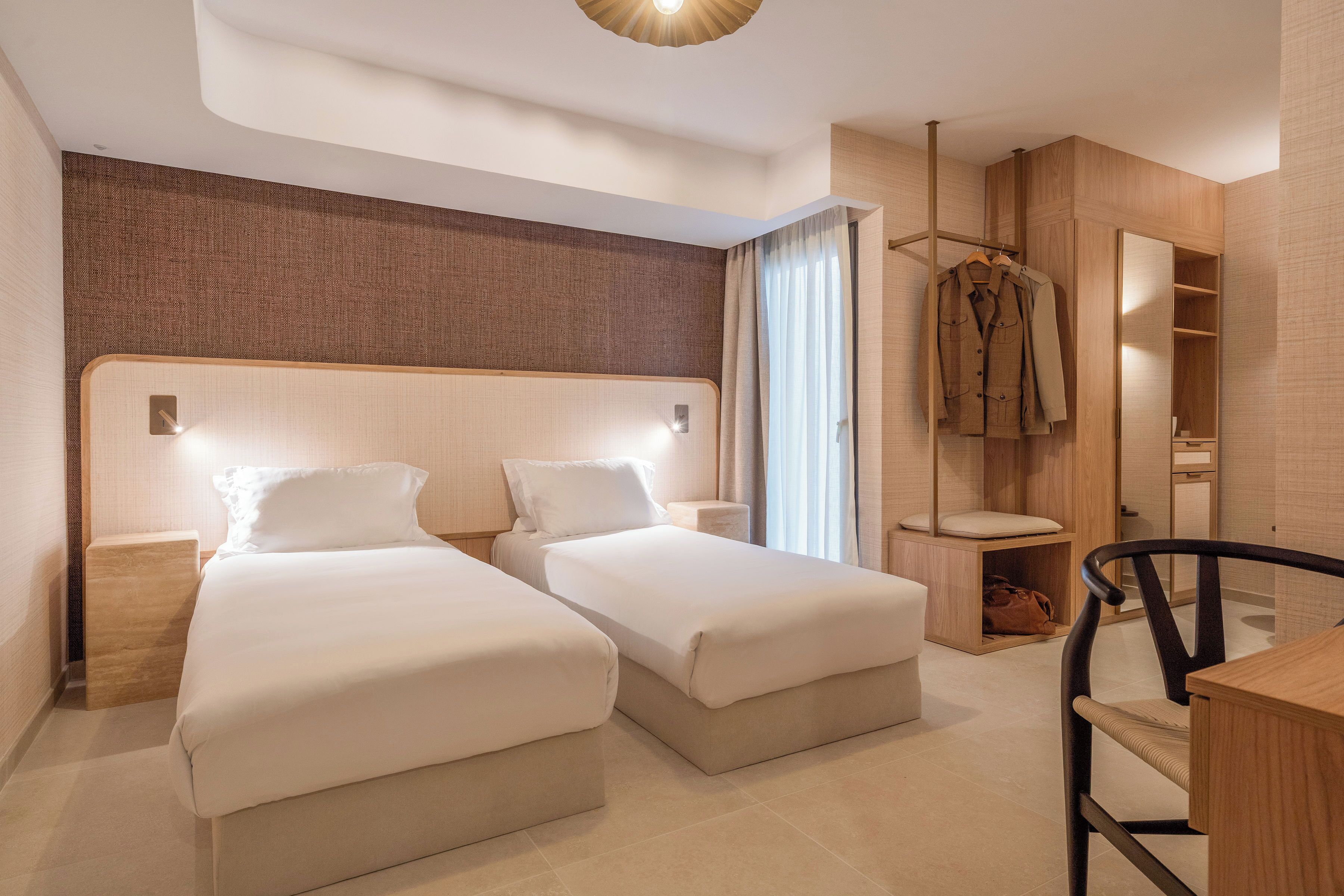 Economy-værelse med dobbeltseng eller 2 enkeltsenge | Pengeskab på værelset, skrivebord, arbejdsområde til bærbare computere