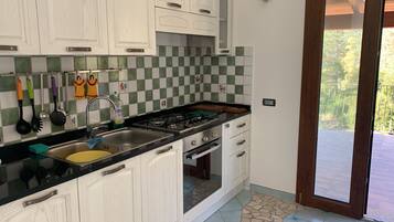 Frigorifero, forno, piano cottura, macchina per tè/caffè