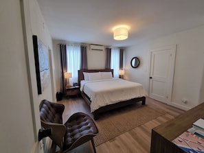 1 quarto, cofres nos quartos, ferros/tábuas de passar roupa