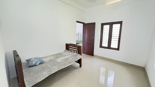 Charming 1-bedroom house in Koyilandy with WiFi and 2 bunk beds