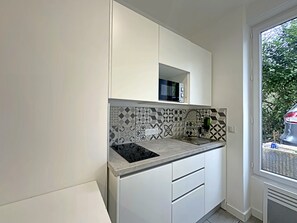 Kjøleskap, mikrobølgeovn, kokeplater og kjøkkenutstyr