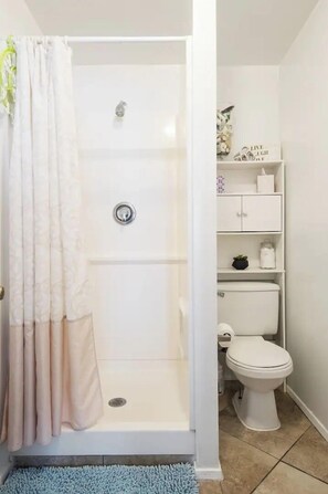 Dusche, Haartrockner, Handtücher, Seife