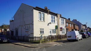 Exterior - Spacious 4 Bed Central Property w/ Free Parking and Garden Dining (Bromley)
