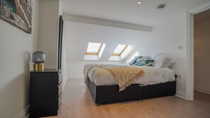 4 bedrooms, iron/ironing board, travel cot, free WiFi - Spacious 4 Bed Central Property w/ Free Parking and Garden Dining (Bromley)