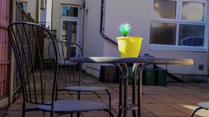 Outdoor dining - Spacious 4 Bed Central Property w/ Free Parking and Garden Dining (Bromley)