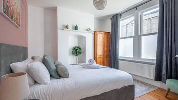 3 bedrooms, desk, iron/ironing board, travel crib